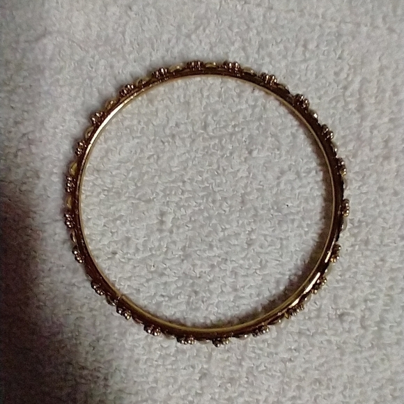 Goldtone floral flower 💐🌹 bangle bracelet - Picture 3 of 3